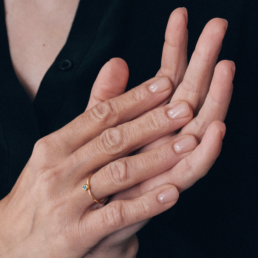 златен пръстен с камък син топаз feelosophy