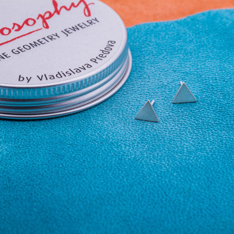 прибрани сребърни обици триъгълник с матов финиш feelosophy hardware