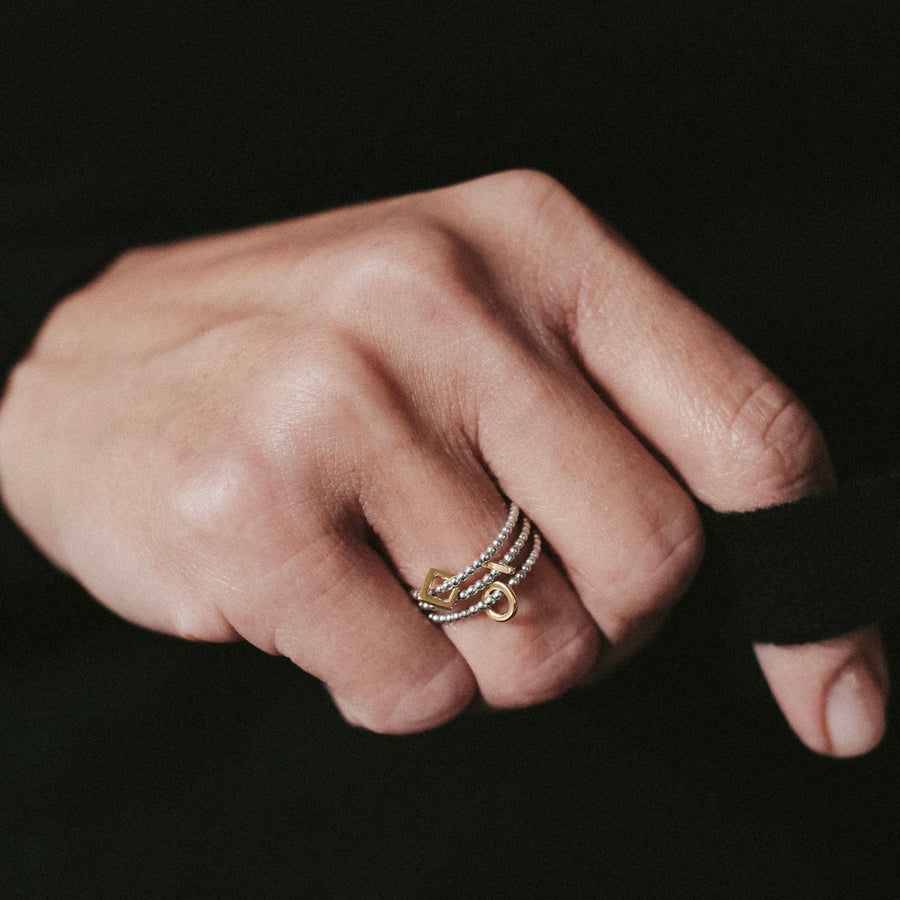 сребърнен пръстен със златен триъгълник feelosophy gold basics